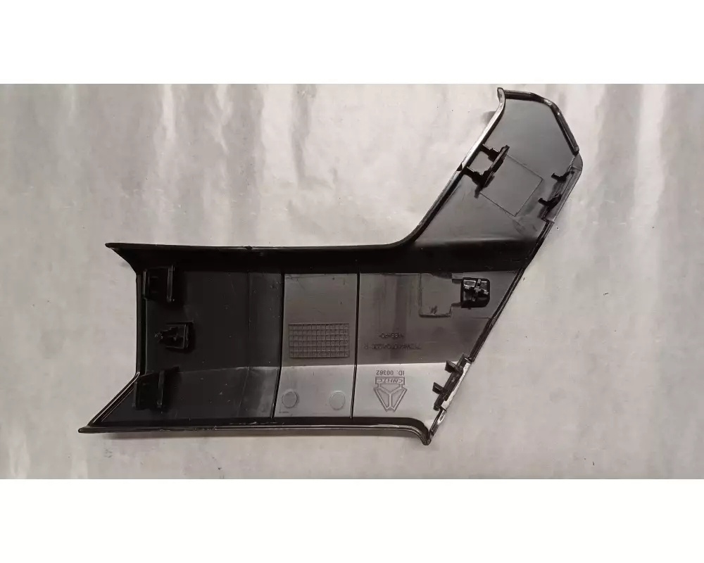 Заглушка правой фары переднего бампера C7HMAX